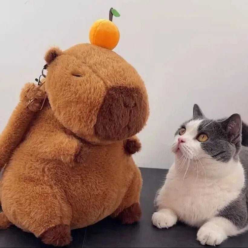 CapyMochy® — Mochila Peluche Capibara con Adorno