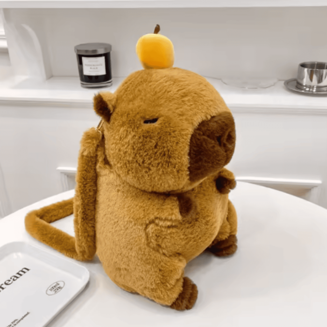 CapyMochy® — Mochila Peluche Capibara con Adorno